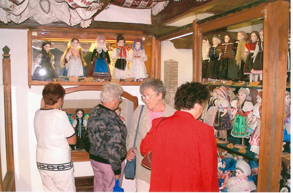 2004 - A gyár nyugdíjasai a keszthelyi babamúzeumban - Fotó: Bathó László